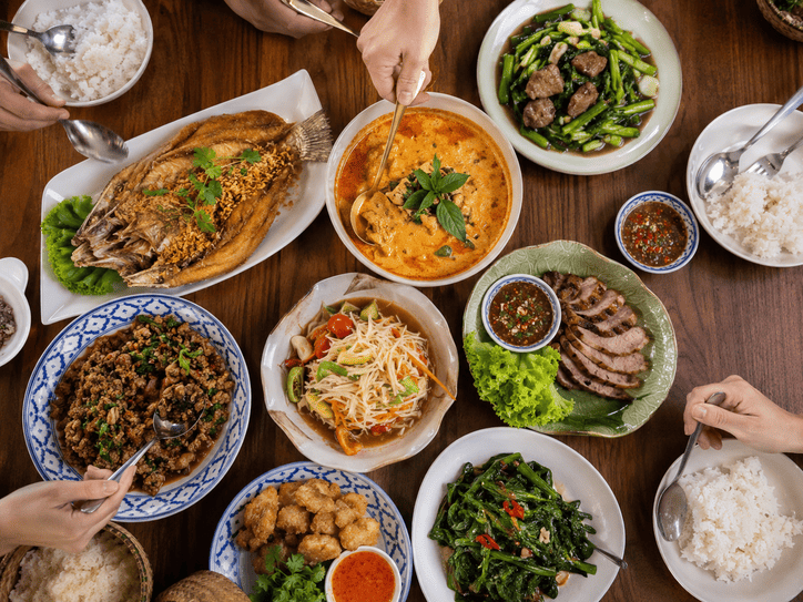 อาหารไทยกับข้าวหลายจาน